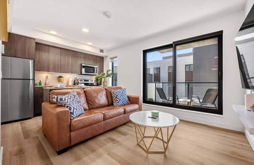 Connaught Apartment | Modern Downtown Calgary Condo | Balcony Views | Sleeps 4