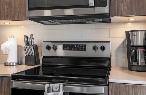 Connaught Apartment | Modern Downtown Calgary Condo | Balcony Views | Sleeps 4