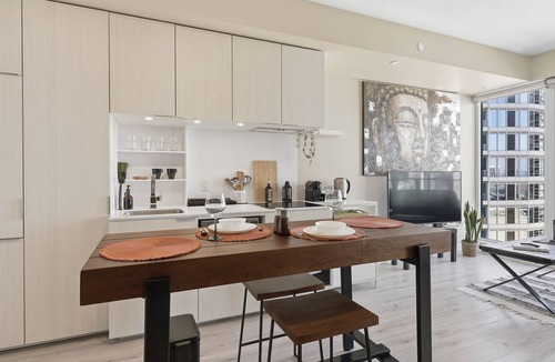 Downtown Toronto Condo | Modern Downtown Toronto Condo with Balcony Near Eaton Centre