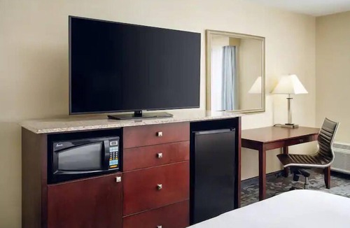 Rocky Mount Hotel | Modern Elegance: Close to Rocky Mount City Lake. Onsite Parking, Pool!