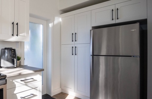 Burke Mountain House | Modern Executive Suite - King Bed, Private Entry, 1GB Fibre, Laundry, Parking