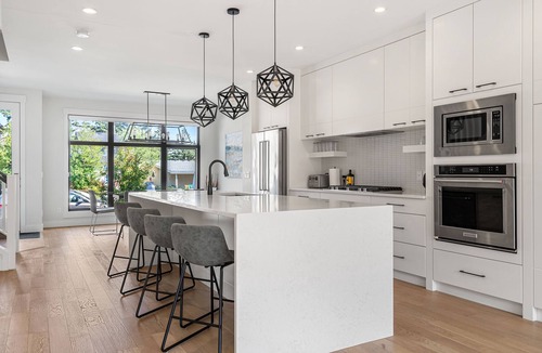 Killarney House | Modern family-sized house close to 17th Ave and downtown