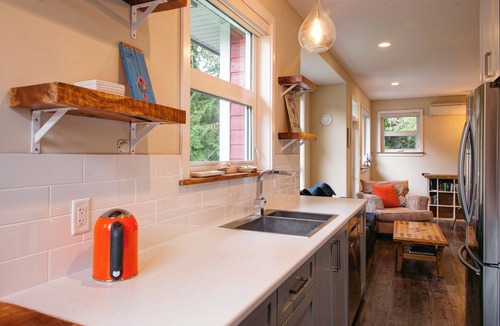 Sooke House | Modern Guesthouse on Galloping Goose close to Sooke Potholes