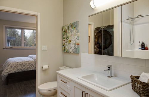 Sooke House | Modern Guesthouse on Galloping Goose close to Sooke Potholes