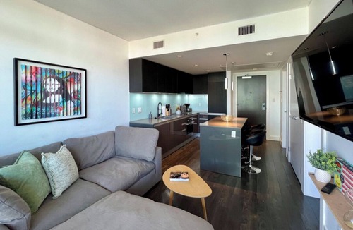 Victoria Park Condo | Modern High-Rise w/Projector, Firetable, Gym & Underground Parking