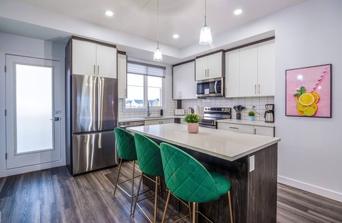 West Edmonton House | Modern House: AC|Garage|King Bed|Arcade|10m to WEM