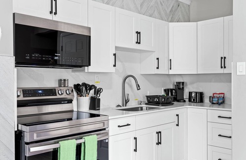 North Central Edmonton House | Modern House with 3 Bedrooms, 1 Bathroom, super Spacious good for 8-Free Parking