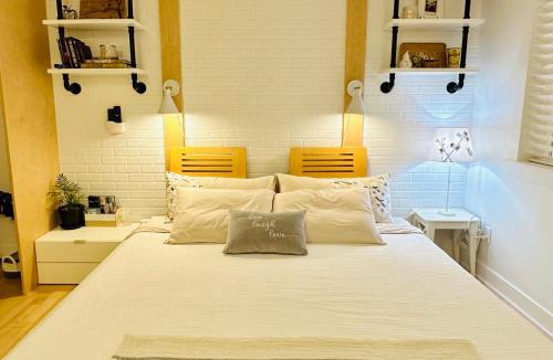 Grandview-Woodland House | Modern King Studio - 10 mins to Downtown - Free Parking & Pet Friendly