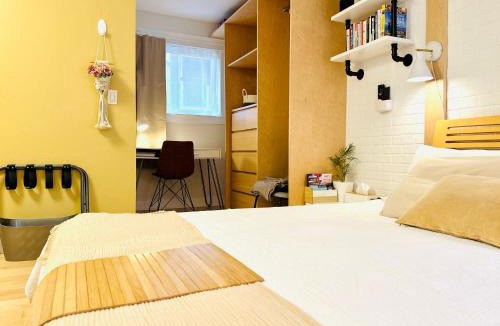 Grandview-Woodland House | Modern King Studio - 10 mins to Downtown - Free Parking & Pet Friendly