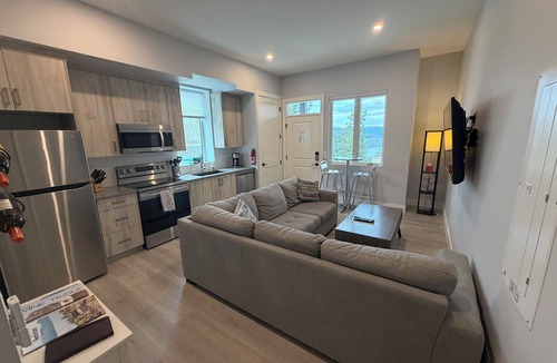 Okanagan-Similkameen Apartment | Modern Lake View Basement Suite.