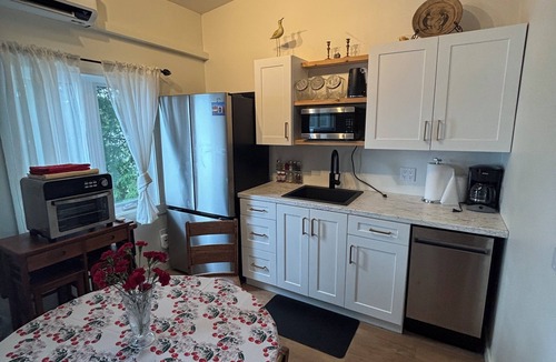 Selwyn Cottage | Modern lakefront island view cottage