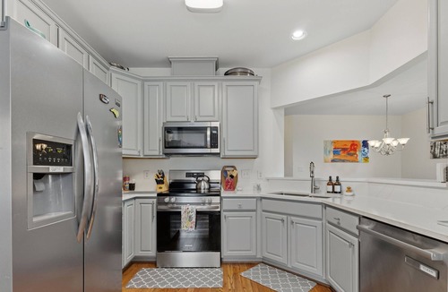 Raleigh House | Modern Lakeview Escape: 2BR Golfers’ Retreat