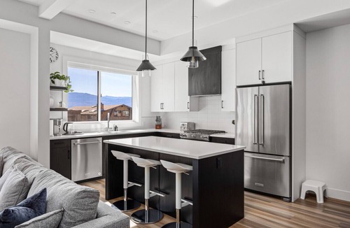 Central Okanagan Villa | Modern Lakeview Retreat w/Rooftop & Hot Tub