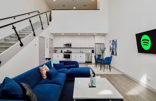 Northeast Edmonton Apartment | Modern Loft, King Bed, 10 mins from Dt
