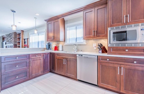 Renfrew-Collingwood Apartment | Modern Luxurious Escape in the Heart of Vancouver