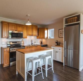 Lynn Valley Apartment | Modern Lynn Valley Retreat with Mountain and City Views