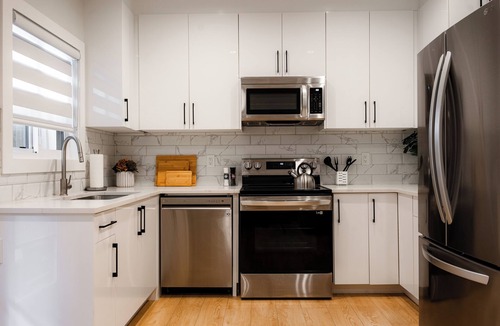 Canyon Heights Apartment | Modern Mountain Retreat - North Vancouver Escape