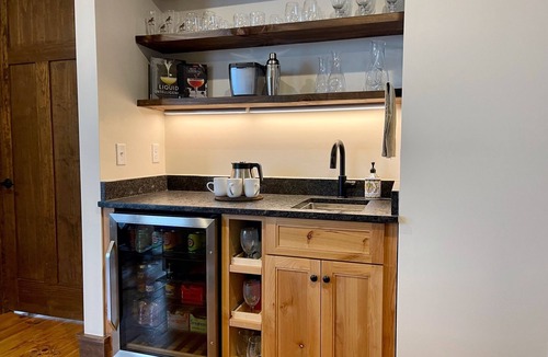 Ferguson Cabin | Modern Mountain Getaway, Hot Tub, Pet Friendly, WiFi, Long Range Sunset Views