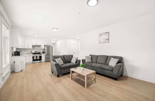 Eastern Hillsides House | Modern Mountain View Suite with Covered Patio