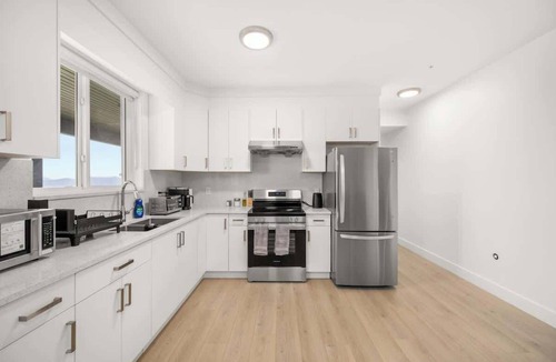 Eastern Hillsides House | Modern Mountain View Suite with Covered Patio