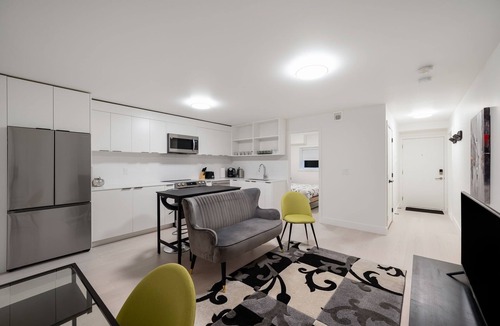 Lynn Valley House | Modern, new suite close to trails, mountains and beaches