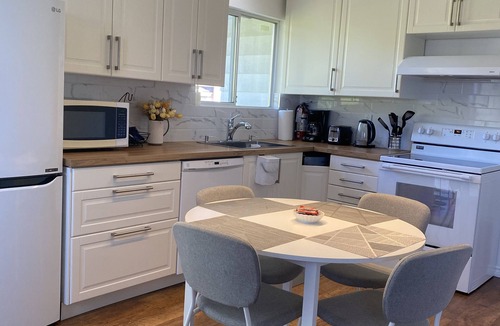 Central Lonsdale House | Modern North Van Suite w/Free Parking & Transit