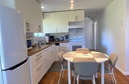 Central Lonsdale House | Modern North Van Suite w/Free Parking & Transit