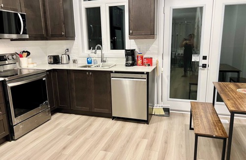 County of Brant House | Modern Paris Townhome | Family-Friendly | Fast WiFi | Free Parking