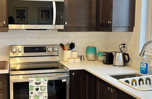 County of Brant House | Modern Paris Townhome | Family-Friendly | Fast WiFi | Free Parking