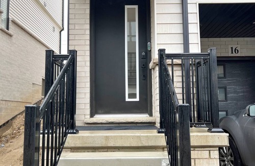 County of Brant House | Modern Paris Townhome | Family-Friendly | Fast WiFi | Free Parking