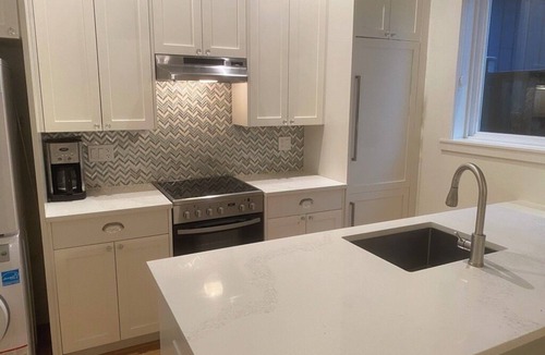 Delta House | Modern Parkside Retreat – 1BR Suite Near Beach, Coffee & Ferries