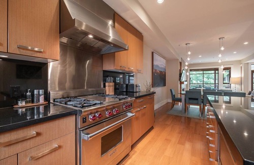 Whistler Apartment | Modern | Pets | Private hot tub | AC | Garage