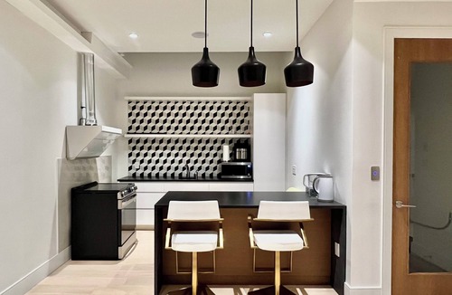 Shaughnessy House | Modern Private Suite in Vancouver with Free Parking