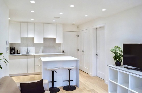 South Cambie Apartment | Modern Private Suite with Parking - Cambie Village/VGH