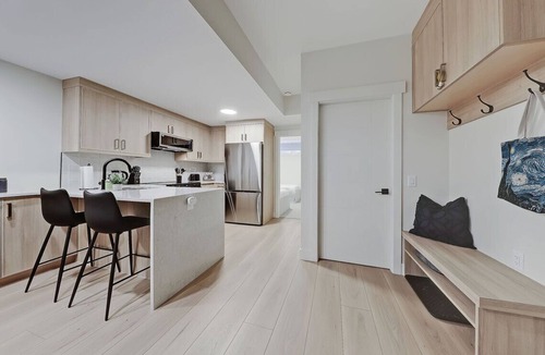 Northwest Calgary House | Modern & Relaxing Suite - Full Kitchen - King Bed + 2 Twin Beds - Pet Friendly!