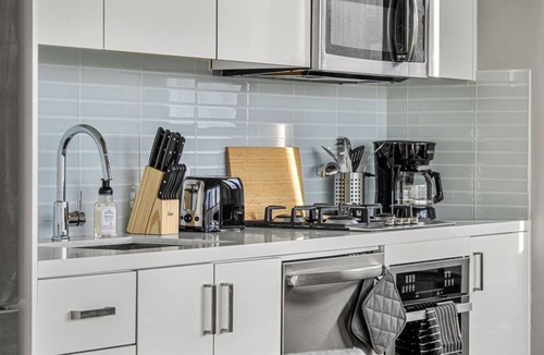 Connaught Apartment | Modern Rustic Charm w/Tower Views, Pool & Gym
