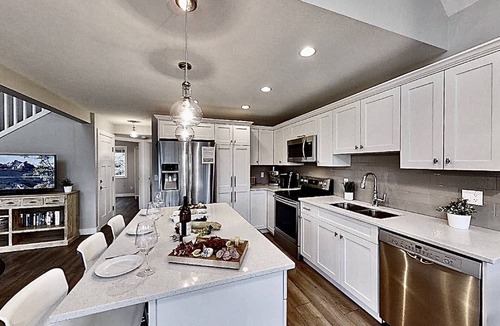 Central Okanagan Cottage | Modern, spacious and great for families : Comfortably sleeps 8