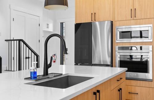 Banff Trail House | Modern Spacious Home Near University, Stadium & Hospital + A/C