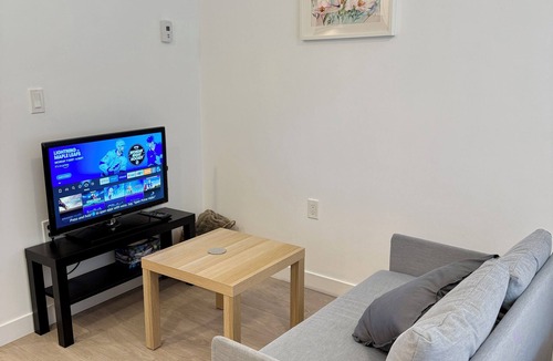 Lower Lonsdale Apartment | Modern Studio with Wi-Fi and Kitchen! (Steps away from public transit)