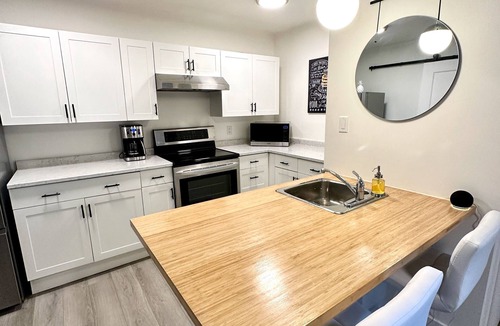 Departure Bay House | Modern stylish 1 bdrm garden suite with laundry close to ferries and hospital