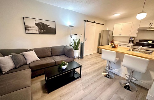 Departure Bay House | Modern stylish 1 bdrm garden suite with laundry close to ferries and hospital