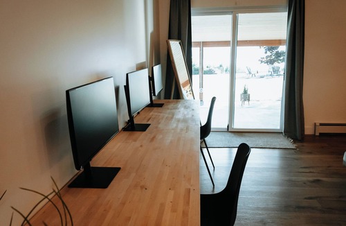 Quathiaski Cove House | Modern, stylish, 3-bdr home, large spaces with stunning ocean & mountain views