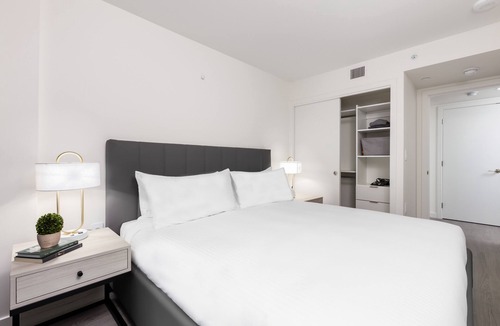 Downtown Vancouver Hotel | Modern Two Bedroom Apartment in Trendy Downtown Neighbourhood