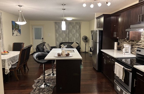 Northwest Edmonton House | Modern Vacation Home Near West Edmonton Mall, Transit Center & LRT - 3BR