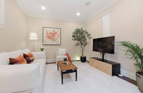 Shaughnessy House | Modern Vancouver Stay - Near Downtown & Transit