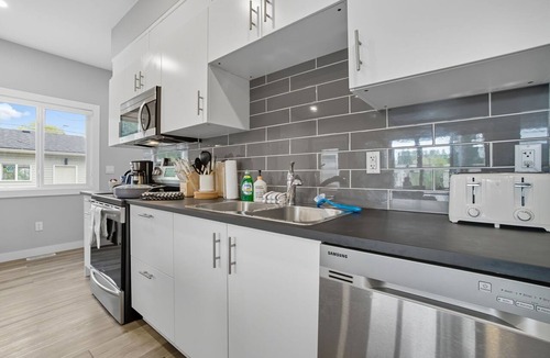 North Central Edmonton Apartment | Monica - Large 6BR Family Home in Central Location!