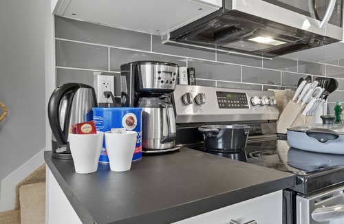 North Central Edmonton Apartment | Monica - Large 6BR Family Home in Central Location!