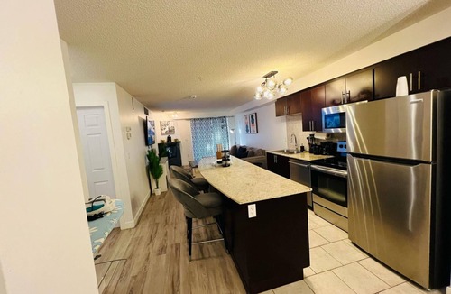 Downtown Edmonton Condo | Mordern 2BedRoom Downtown Apt with Free Parking & Wifi