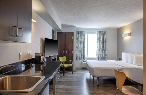 Airdrie Hotel | Motel 6 Airdrie, AB