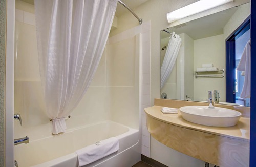 Clairmont Hotel | Motel 6 Grande Prairie, AB